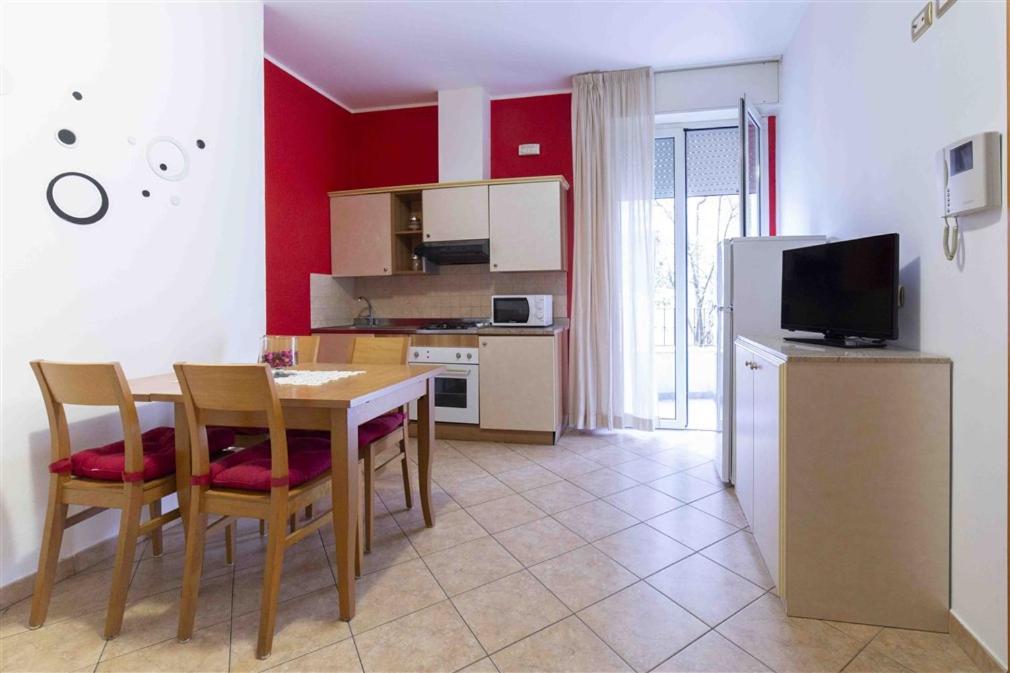 Residenza Melucci Aparthotel Rimini Bagian luar foto
