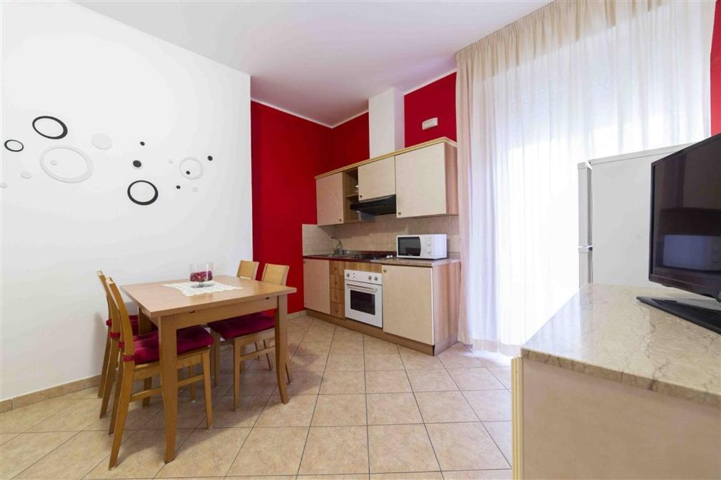Residenza Melucci Aparthotel Rimini Bagian luar foto