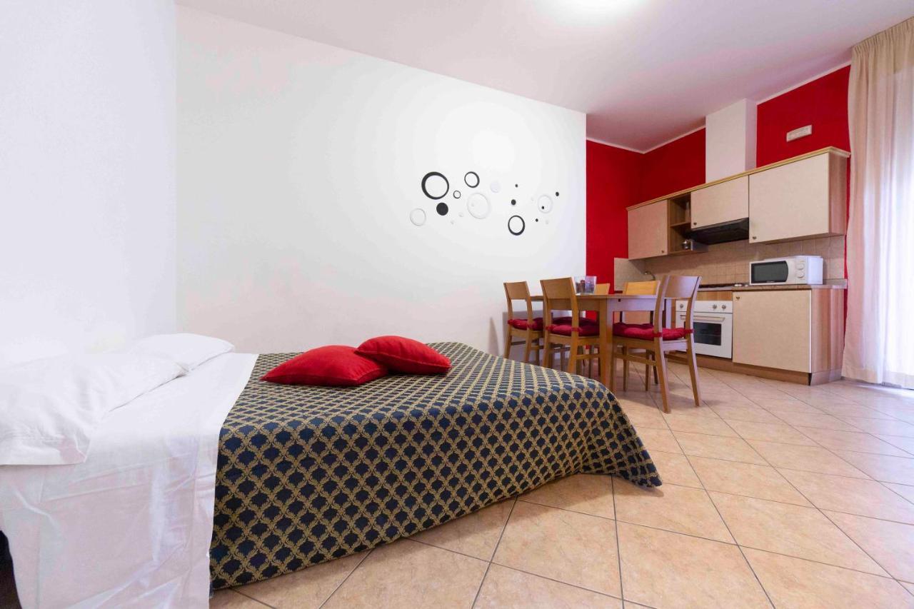Residenza Melucci Aparthotel Rimini Bagian luar foto