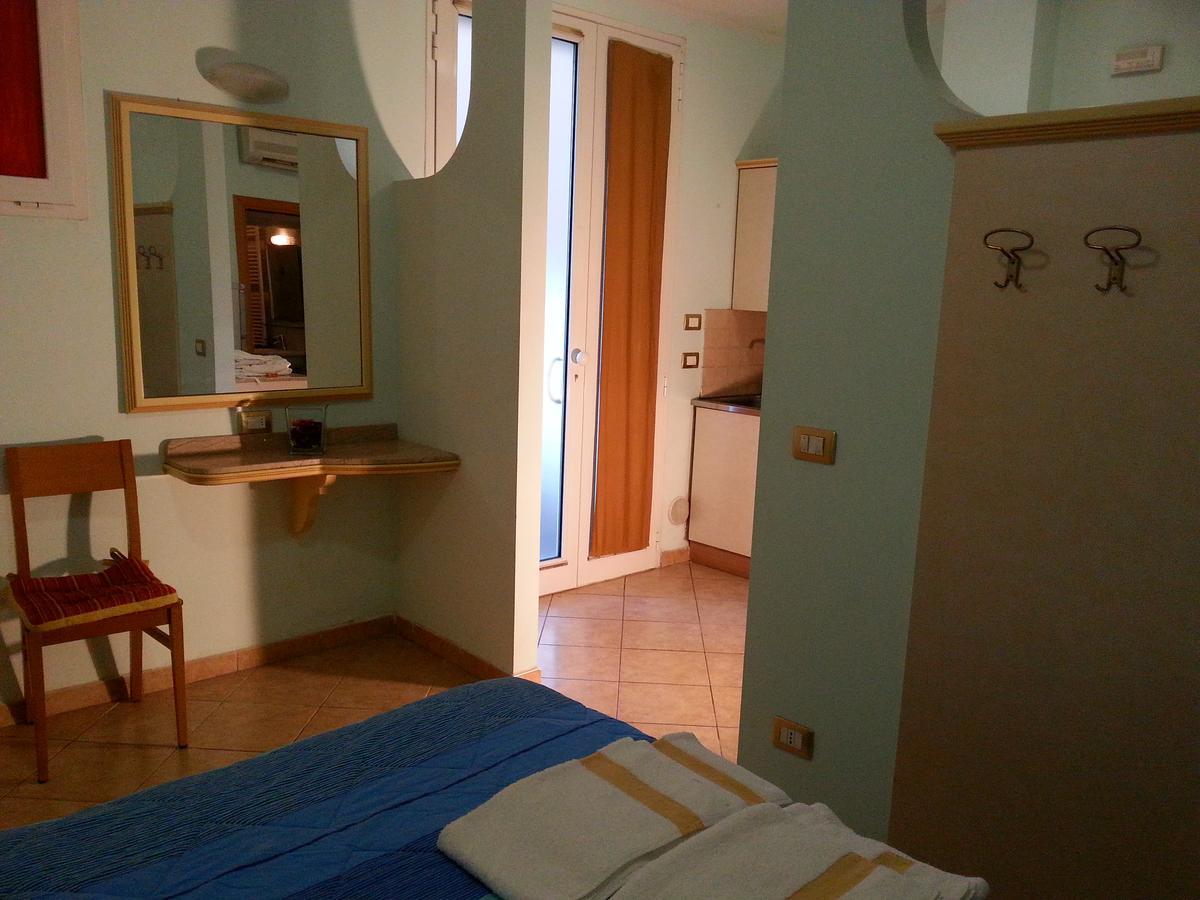 Residenza Melucci Aparthotel Rimini Bagian luar foto