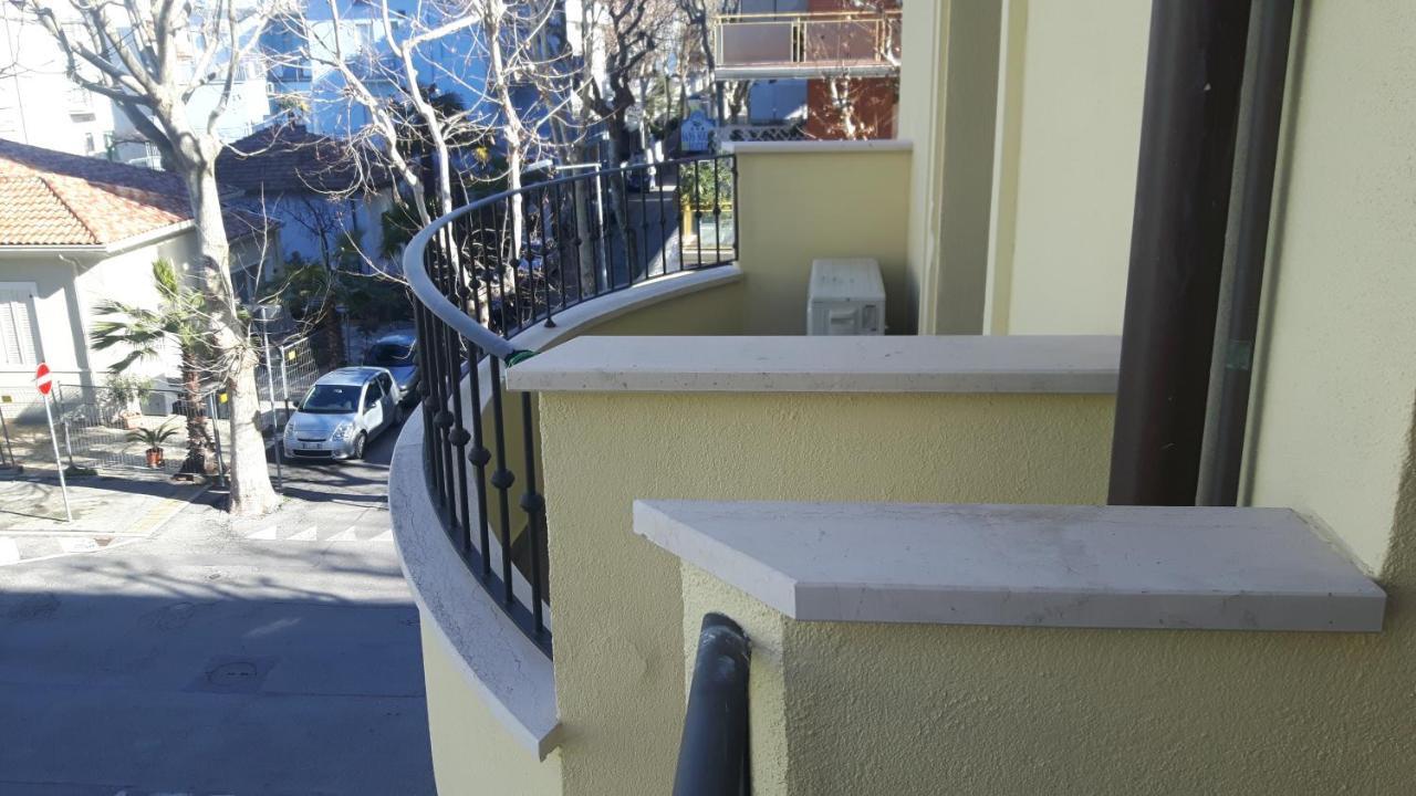 Residenza Melucci Aparthotel Rimini Bagian luar foto